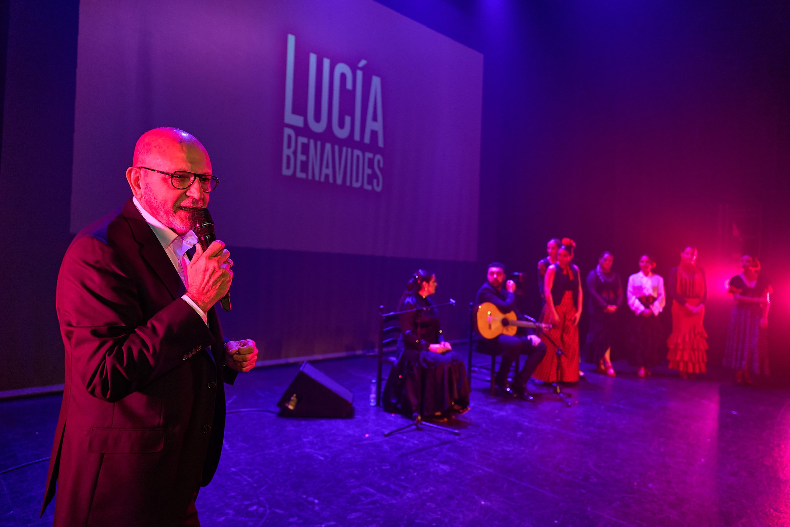 Foto del colegon con el maicrofon